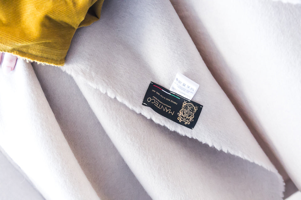 Maglione bianco in lana a collo alto