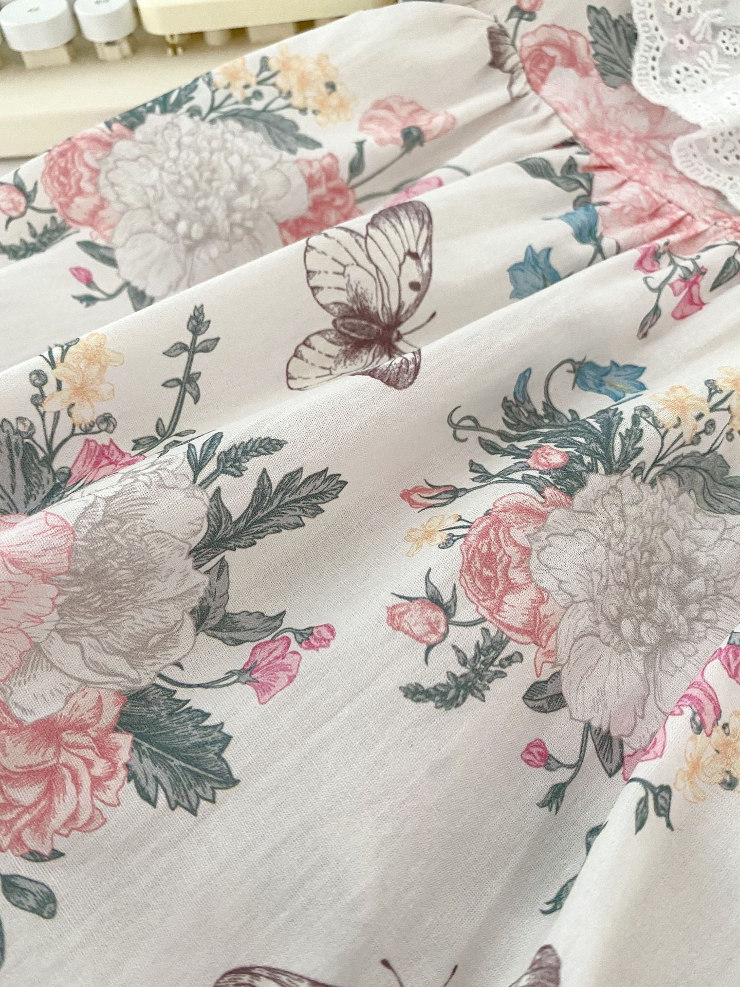 Tutina/vestito estivo a maniche corte con motivo a fiori e farfalle per neonate