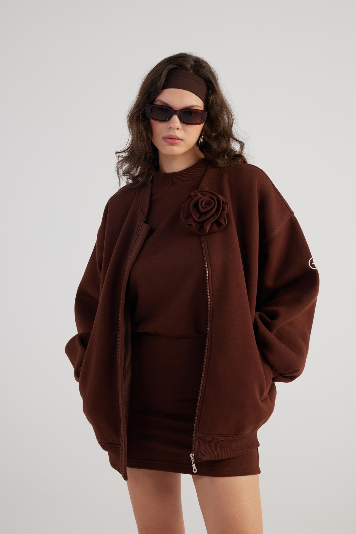 Giubbotto bomber oversize Alexa Brown con accessorio rosa rimovibile