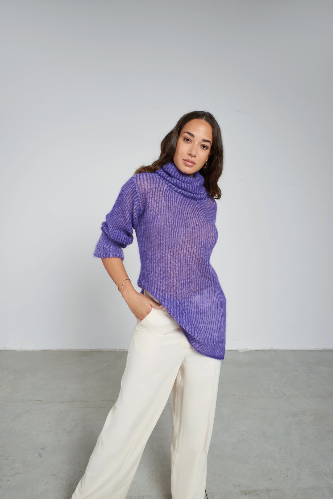 Maglione Airy con Collo Extra Alto - Viola