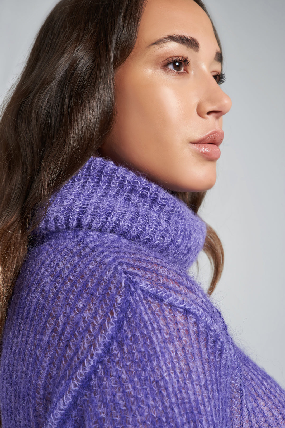 Maglione Airy con Collo Extra Alto - Viola