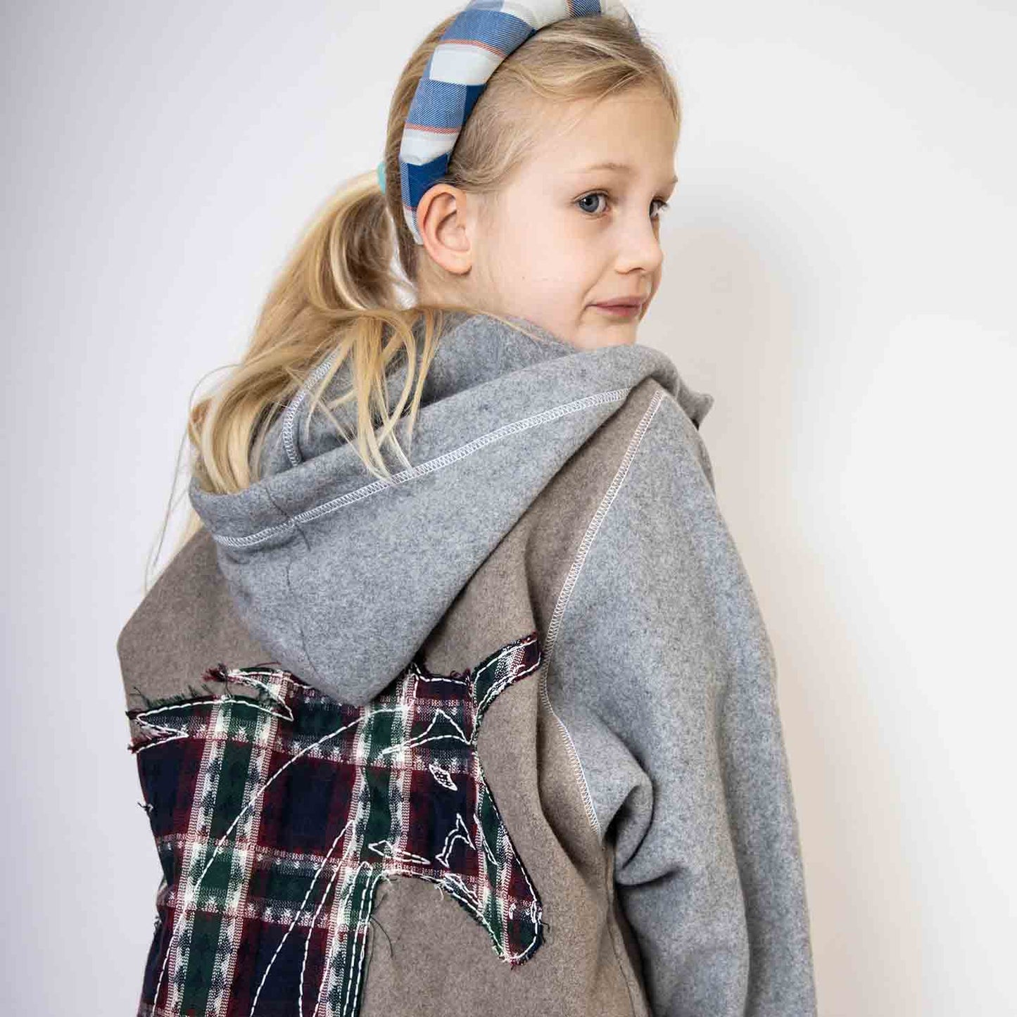 Felpa con cappuccio in pile beige per bambini con applicazione unicorno