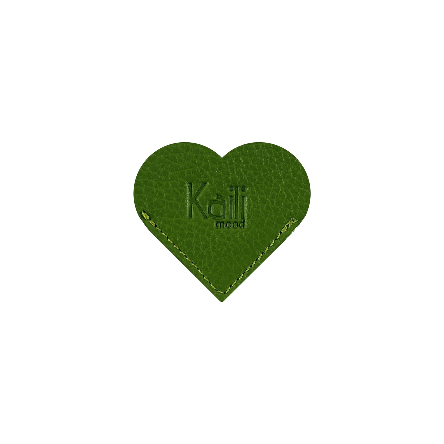 K0038EB | Segnalibro a forma di cuore Made in Italy in vera pelle pieno fiore, grana dollaro - Colore verde - Dimensioni: 6 x 5,5 x 0,5 cm - Confezione: Scatola regalo con fondo/coperchio rigido
