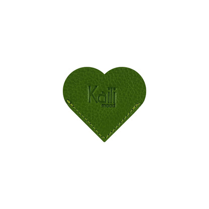 K0038EB | Segnalibro a forma di cuore Made in Italy in vera pelle pieno fiore, grana dollaro - Colore verde - Dimensioni: 6 x 5,5 x 0,5 cm - Confezione: Scatola regalo con fondo/coperchio rigido