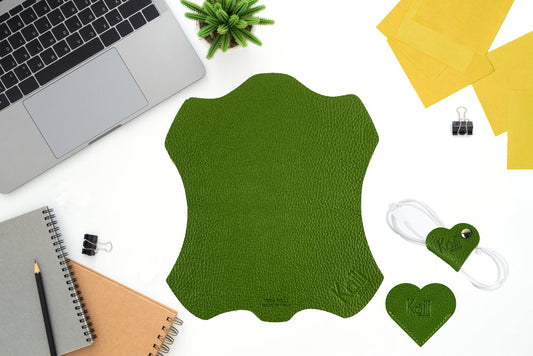 K0038EB | Segnalibro a forma di cuore Made in Italy in vera pelle pieno fiore, grana dollaro - Colore verde - Dimensioni: 6 x 5,5 x 0,5 cm - Confezione: Scatola regalo con fondo/coperchio rigido