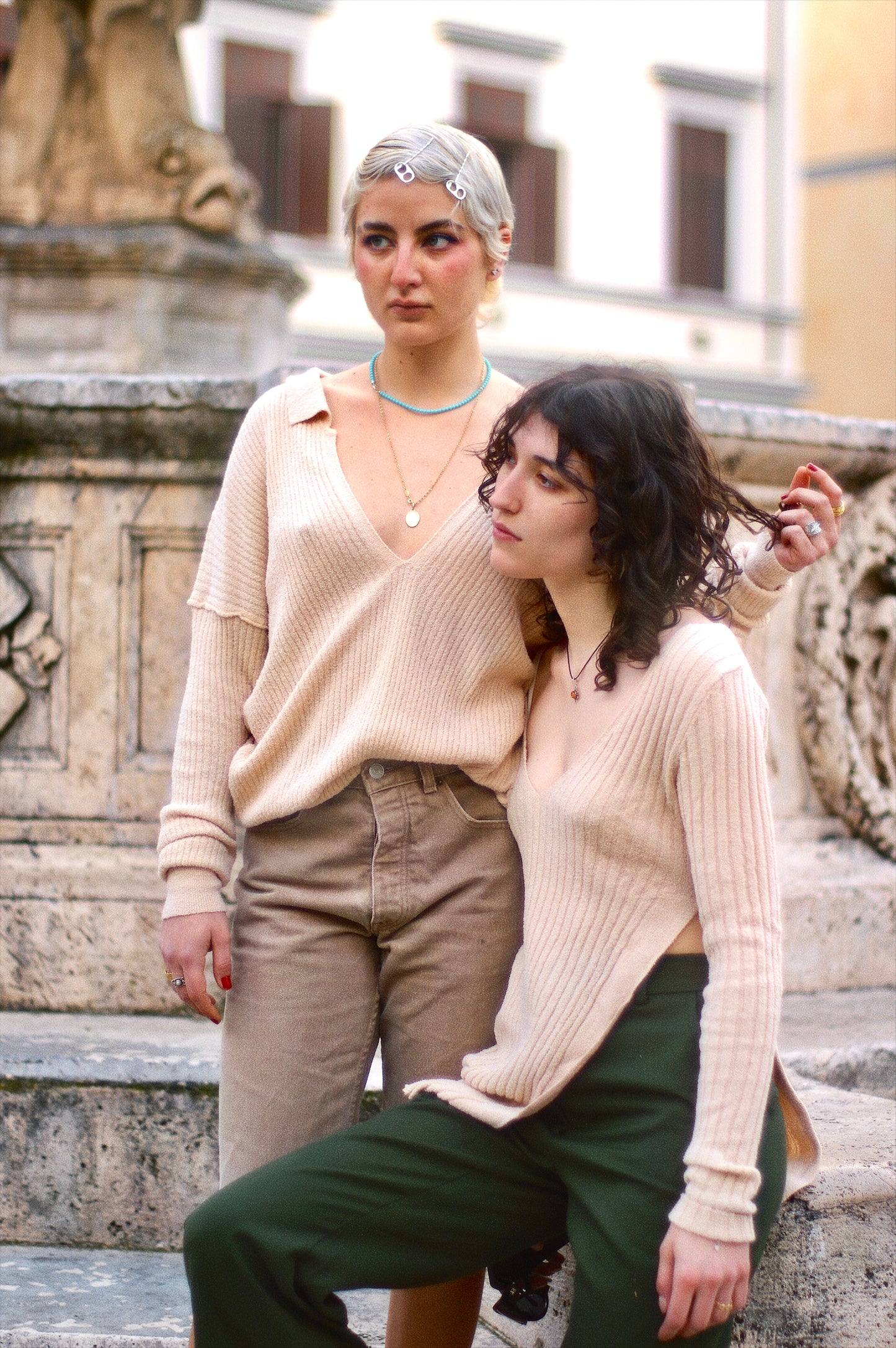 T-shirt con scollo a V e spacco laterale - Saffo