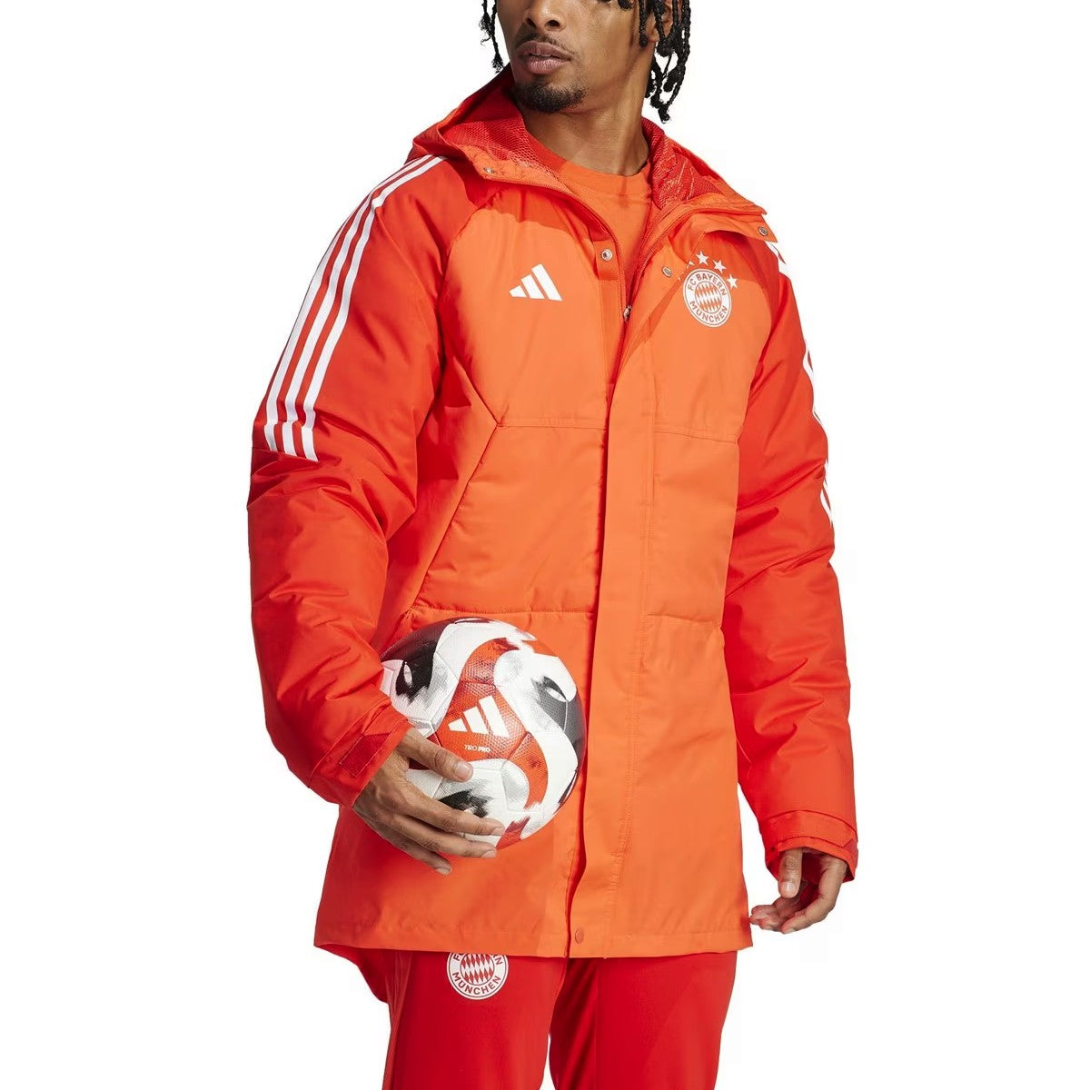 Giacca parka rosso chiaro da calcio del Bayern Monaco 2024 - Adidas