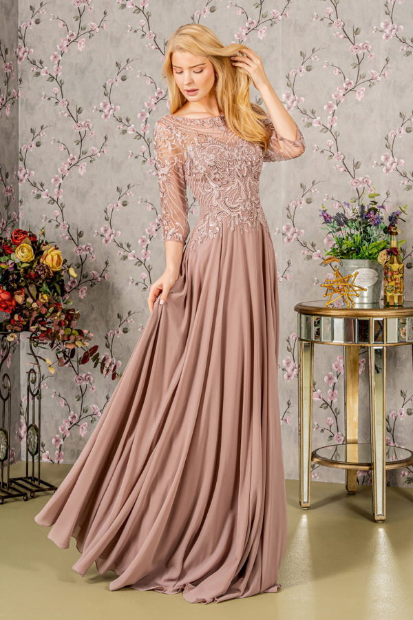 Abito lungo in chiffon con scollo a trapezio, paillettes metalliche e scollatura trasparente 