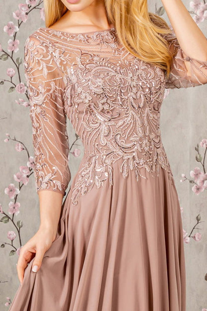 Abito lungo in chiffon con scollo a trapezio, paillettes metalliche e scollatura trasparente 