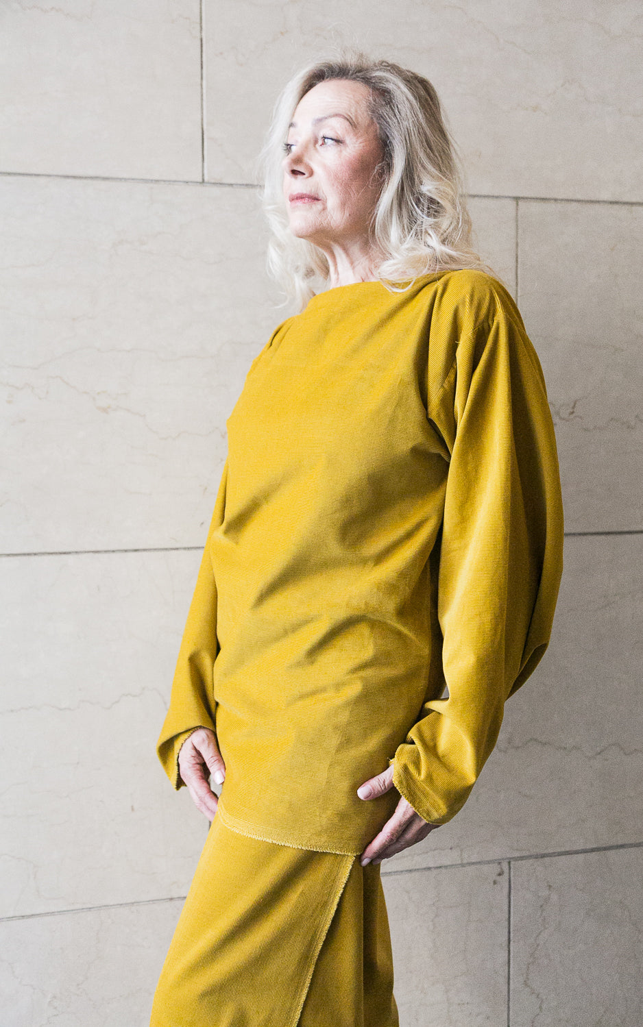 Camicia a maniche lunghe con collo a barchetta