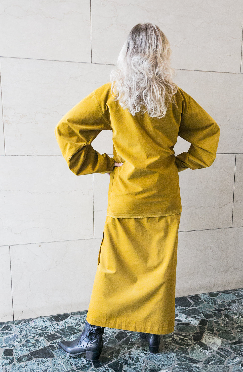 Camicia a maniche lunghe con collo a barchetta