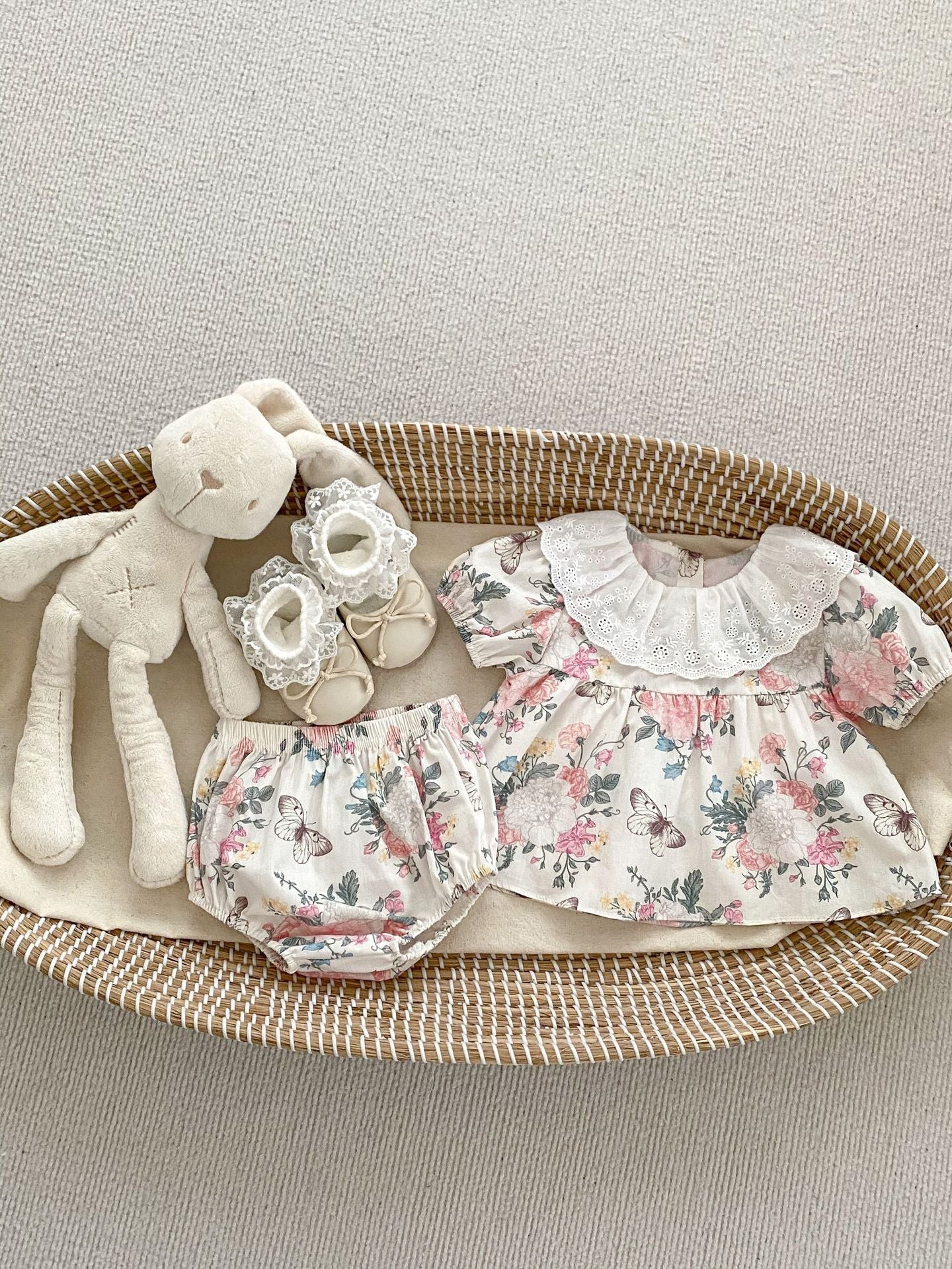 Tutina/vestito estivo a maniche corte con motivo a fiori e farfalle per neonate